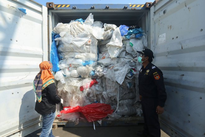 Indonezija zaradi vse več pošiljk zaostruje nadzor nad tujimi odpadki. FOTO: Sei Ratifa/Afp