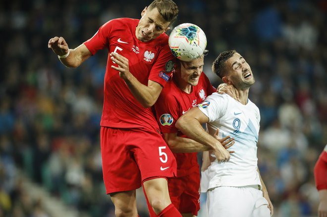 Andraža Šporarja sta varovala tudi po dva čuvaja kot takole <br />
Jan Bednarek (št. 5) in Tomasz Kedziora (21). FOTO: Uroš Hočevar