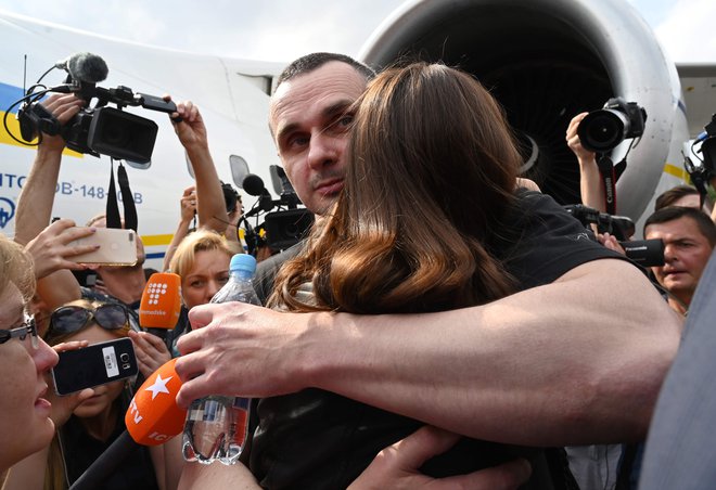 Ukrajinskega filmskega režiserja Olega Sentsov so danes pričakali na kijevskem letališču. FOTO: AFP