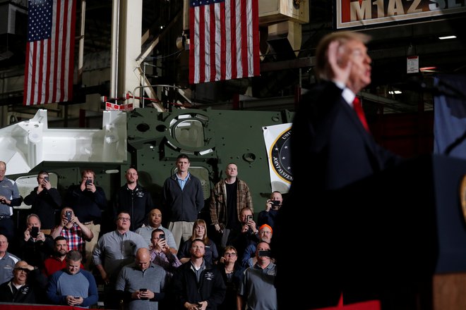 Zaposleni v podjetju Lima Army Tank Plant v Ohiu, edinem proizvajalcu tankov v ZDA, poslušajo govor Donalda Trumpa. FOTO: Reuters