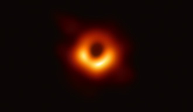 Prvo fotografijo črne luknje so objavili aprila letos. FOTO: AFP