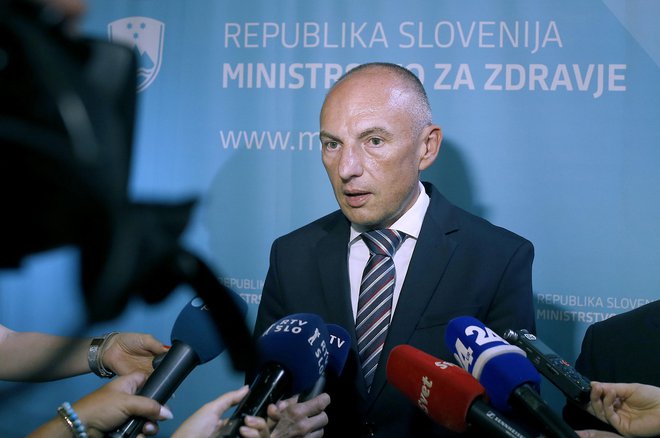 V včerajšnjih <em>Odmevih</em> je minister za zdravje Šabeder že napovedal, da bo treba pravilnik dopolniti in smiselno preoblikovati pravila. FOTO: Blaž Samec/Delo