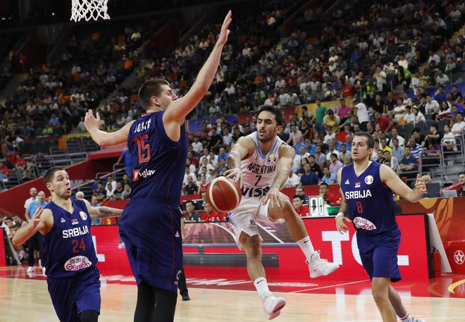 Facundo Campazzo je proti veliko višjim Srbom zadeval, podajal in skakal. FOTO: Reuters