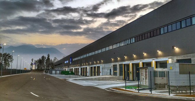 Špedicijski center Kuehne Nagel na Brniku jo je, kot kaže, zagodel slovenskim statistikom. FOTO: Arhiv podjetja