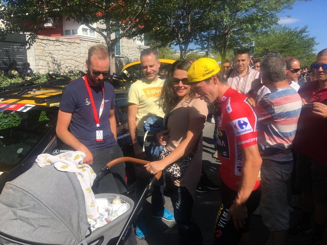 Slovo pred štartom vsake etape in navdušen pozdrav v cilju. FOTO: Miha Hočevar