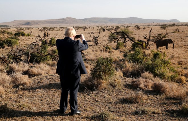 Kljub rasističnim in islamofobnim izjavam nam Johnson, burkaški baklonosec brexita, hitro prirase k srce. FOTO: Thomas Mukoya/Reuters