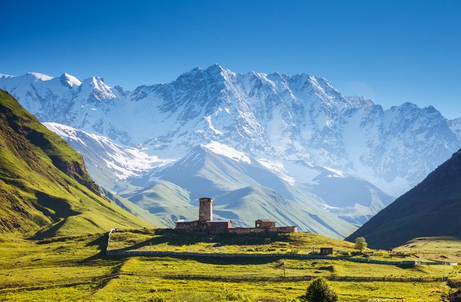 V Gruziji se lahko pohvalijo, da imajo najvišje ležeče naselje v Evropi, vas Ushguli na 2300 metrih nadmorske višine. FOTO: Shutterstock