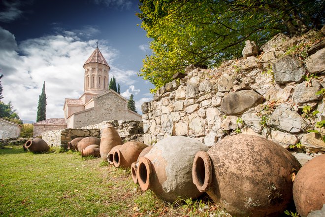 Gruzija je dežela z najdaljšo tradicijo pridelovanja vina na svetu, po metodi kvevri. Tako se imenujejo tudi amforam podobne posode, v katerih hranijo vino, ki slovi po vsem svetu. FOTO: Shutterstock