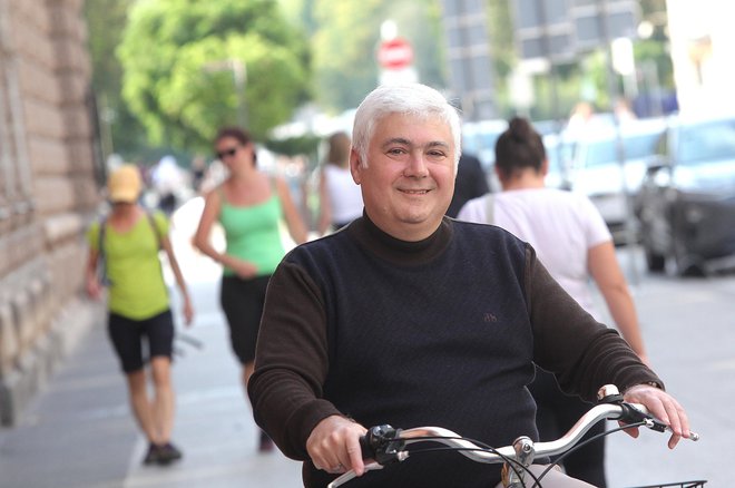 Gruzinski veleposlanik Irakli Koplatadze se na delo rad odpelje s kolesom, ob koncu tedna pa naredi še kakšen krog po Tivoliju. FOTO: Mavric Pivk