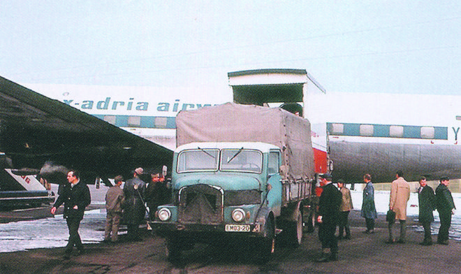 Prvo letalo s plemenskimi prašiči je odletelo z letališča Brnik 19. novembra 1969. FOTO: Lucijan Krivec