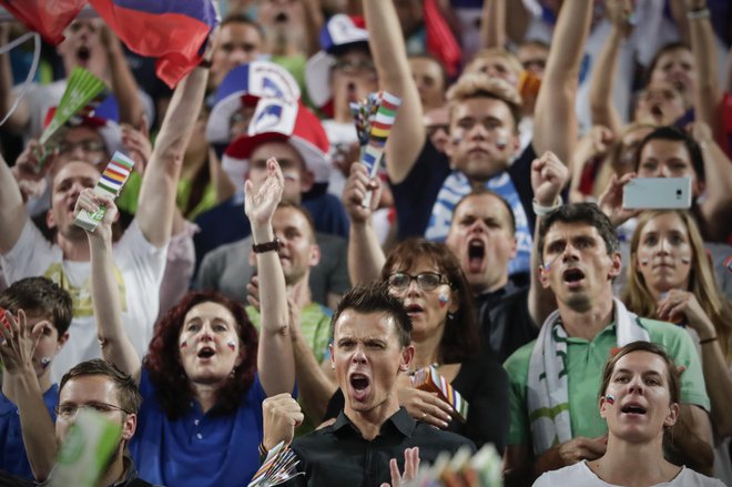 Pravi Slovenci živijo le za trenutke, ko so visoko v zraku, takrat pa ni časa gledati, kako je na tleh. FOTO: Uroš Hočevar