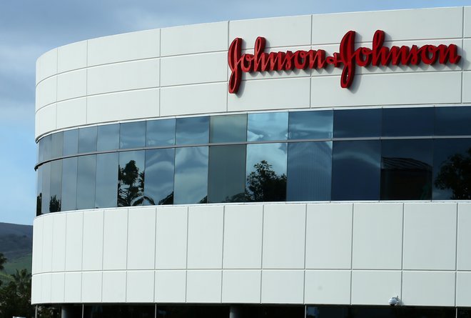 V družbi Johnson &amp; Johnson so prepričani, da bo &raquo;nesorazmerna&laquo; kazen v nadaljnjem postopku padla. FOTO: Mike Blake/Reuters