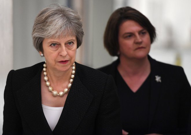 Nekdanja britanska premierka Theresa May in vodja severnoirskih demokratičnih unionistov Arlene Foster, ki je zapečatila usodo spornega ločitvenega sporazuma. Foto: REUTERS/Clodagh Kilcoyne