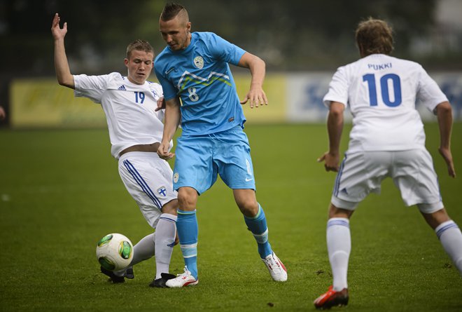 Takole sta se 14. avgusta borila v finskem mestu Turku Jasmin Kurtić in Alexander Ring. Finci so premagali Slovenijo z 2:0. FOTO: Reuters