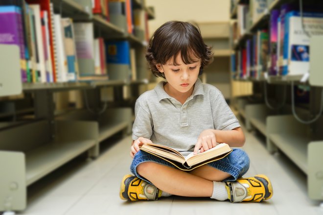 Dejstvo, da smo obdani s knjigami, blagodejno vpliva na odrasle, še bolj pa na otroke.<br />
FOTO: Shutterstock