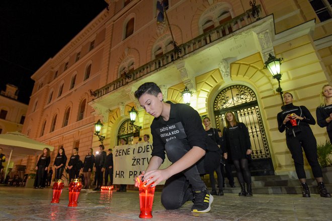 Prižiganje sveč med protestom pred zadrskim sodiščem. FOTO: AFP