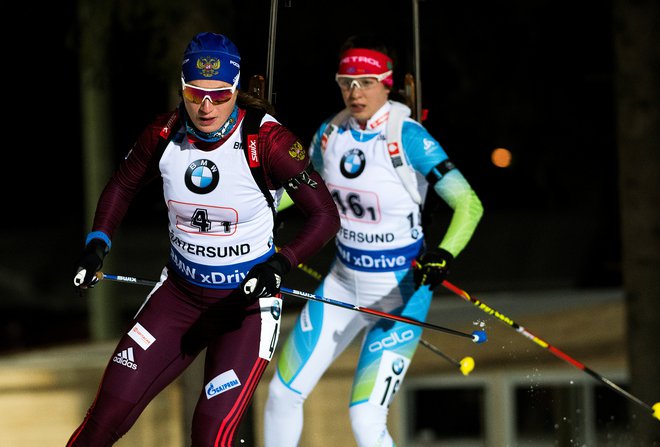 Olga Podčufarova (levo) in Urška Poje sta tako tekmovali na premieri sezone v Östersundu, decembra 2017, prav kmalu pa bi zdaj lahko postali reprezentančni kolegici. FOTO Reuters