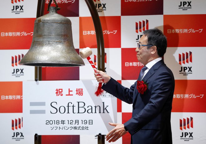 SoftBank, ki je zrasel v orjaški mednarodni finančni konglomerat, je leta 1981 v Tokiu ustanovil zdaj 62-letni poslovnež Masayoshi Son. Foto Reuters