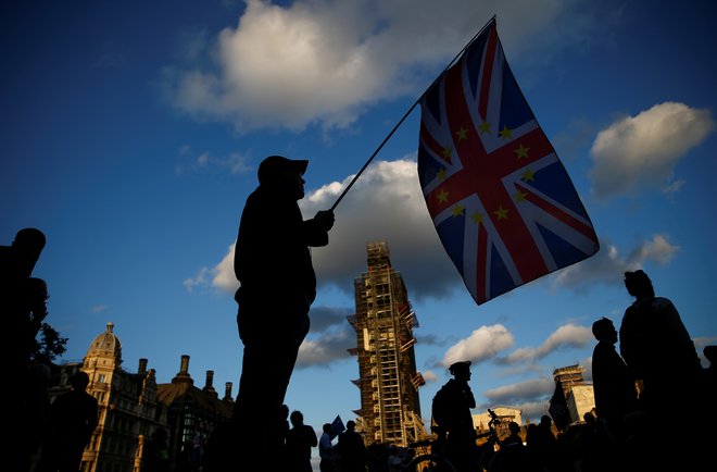 Nasprotnik britanskega izstopa iz EU protestira pred poslopjem britanskega parlamenta. Foto Reuters