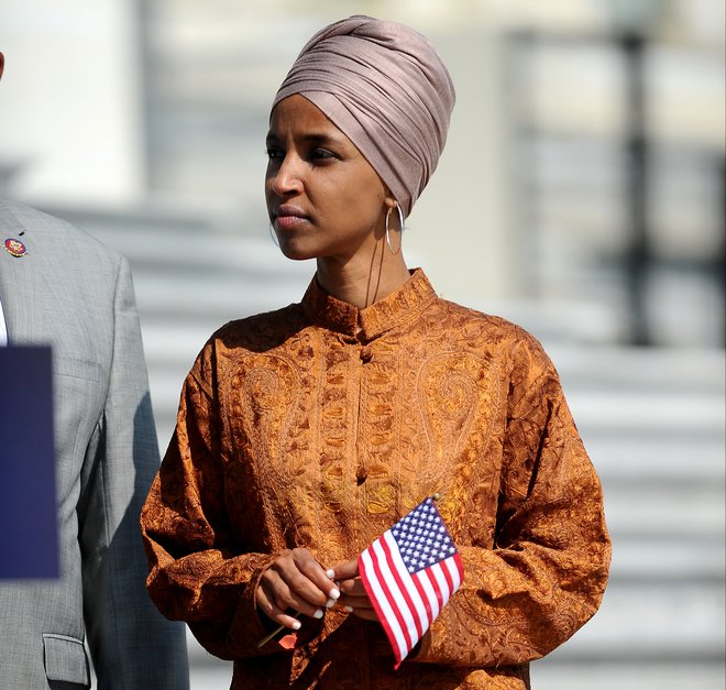 ◀ ◀ Demokratska kongresnica Ilhan Omar dviguje prah s političnim in zasebnim življenjem.