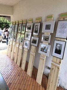 Slovesnost v Kosoveljah je bila posvečena odkritju spominske plošče Leopoldu in njegovemu očetu Karlu Jurca na rodbinski hiši, ki je danes last družine Tomaža Bekša. Foto spletna stran Vipavska.info<br />
 