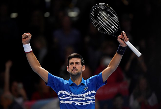 Novak Đoković bi sezono rad sklenil kot številka 1 na svetovni lestvici, ki jo zdaj zaseda Rafael Nadal. Dobil je prvi dvoboj sklepnega turnirja v Londonu. FOTO: Reuters