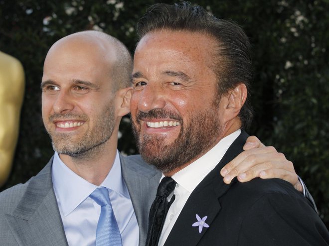 Christian De Sica (desno) na fotografiji pozira z igralcem Edoardom Pontijem. FOTO: Fred Prouser/Reuters