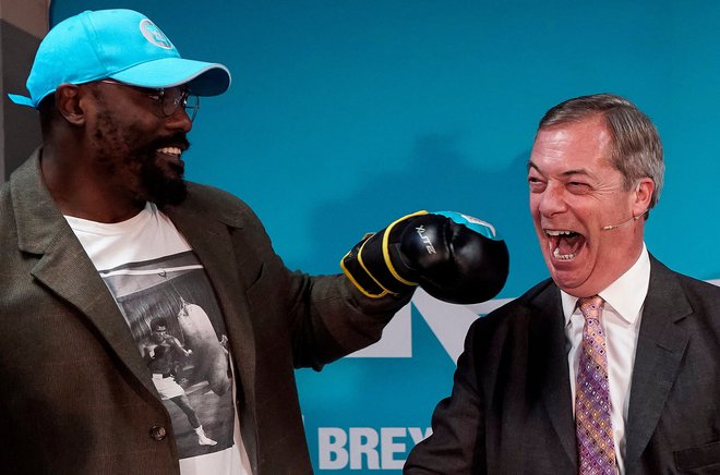 Farage v družbi britanskega bokserja Dereck Chisora med predvolilnim dogodkov v vzhodnem Londonu. Foto Afp