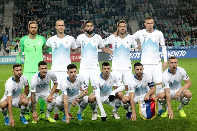 Slovenci so pritekli nad Latvijo v naslednji zasedbi: Oblak, Struna, Mevlja, Krhin, Iličić (zgoraj), Šporar, Stojanović, Verbič, Vučkić, Jokić, Kurtić (spodaj). FOTO: Mavric Pivk