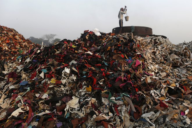 Na globalni ravni se reciklira manj kot odstotek tekstila. FOTO: Reuters