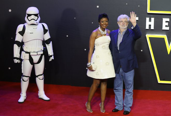 Srečna družina – George Lucas, druga žena Mellody Hobson in seveda imperialni stormtrooper (na fotografiji z desne). FOTO:Reuters