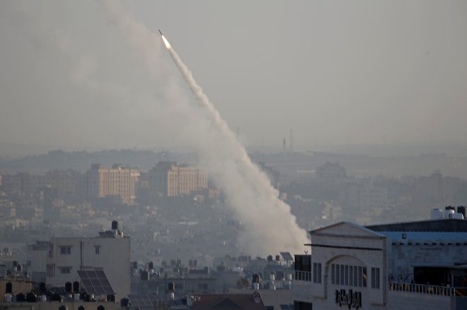 Sredi novembra se je nad Gazo odprlo nebo, eksplozije so sledile druga drugi. FOTO: Mohammed Salem/Reuters