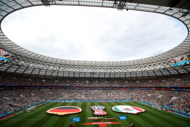 Rusija je lani gostila imeniten mundial. Prizor pred tekmo med Nemčijo in Mehiko v Moskvi. FOTO: Reuters