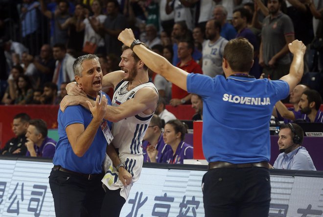 Srb Igor Kokoškov je proslavil epski uspeh slovenskih košarkarjev v objemu Gorana Dragića. FOTO: Blaž Samec