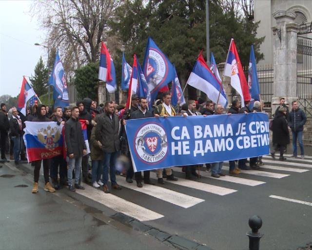 Na tisoče ljudi že štiri dni protestira v Črni Gori, Srbiji in BiH proti podržavljanju premoženja verskih skupnosti v Črni Gori.