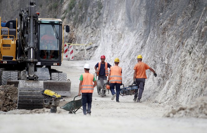 Zaradi zmanjšanja denarja za državne ceste letos in prihodnje leto bo zmanjšan obseg obnov vozišč. FOTO: Leon Vidic/Delo