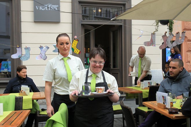 V Drugi violini v Ljubljani postrežejo pijačo in jedačo tudi mladi natakarji z downovim sindromom. FOTO: Blaž Samec