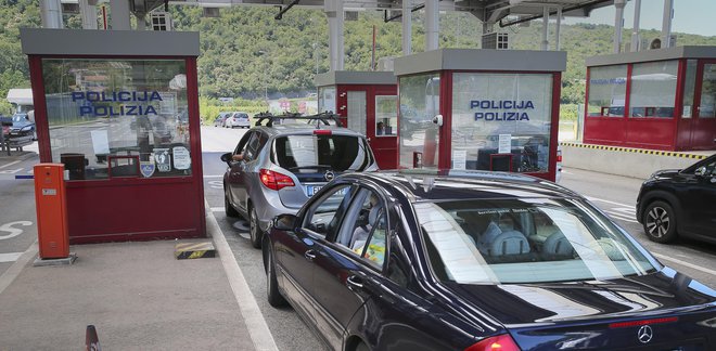 Ta konec tedna je zaznamovala tudi gneča na mejnih prehodih. FOTO: Jože Suhadolnik/Delo