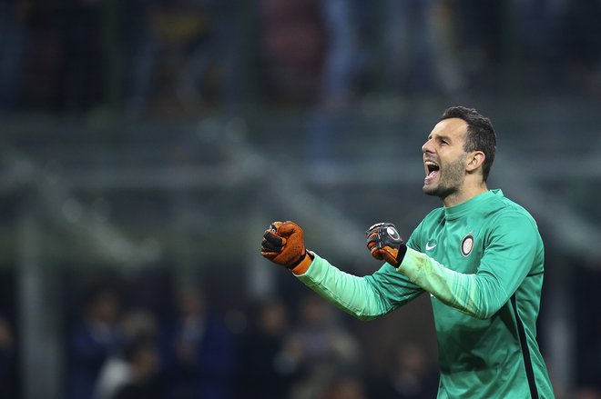 Samir Handanović bo sprejel drevi velik izziv na gostovanju v Rimu, Inter bo želel premagati Romo. FOTO: Stefano Rellandini/Reuters