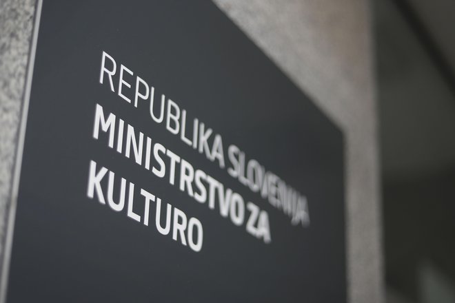 Društvo novinarjev Slovenije: &raquo;Nekateri mediji, posebej programi posebnega pomena, ki iz medijskega sklada prejmejo višja sredstva, so za izvedbo projektov, ki jih mora medij financirati sam vnaprej, vzeli kredite, zato so zdaj prisiljeni od države vzeti vse, kar jim ponuja.&laquo; FOTO: Leon Vidic/Delo