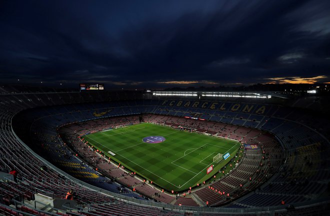 Izvedba tekme osmine finala lige prvakov med Barcelono in Napolijem na štadionu Camp Nou visi v zraku, možna je selitev prizorišča na Portugalsko. FOTO: Albert Gea/Reuters