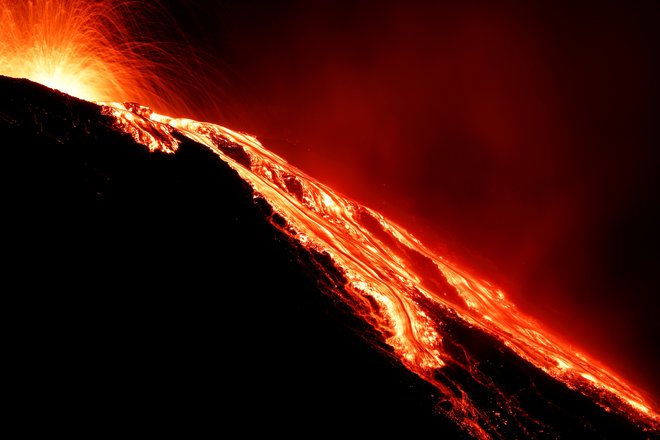 Nazadnje je močna erupcija vulkana na Stromboliju življenje zahtevala lani. FOTO: Antonio Parrinello/Reuters