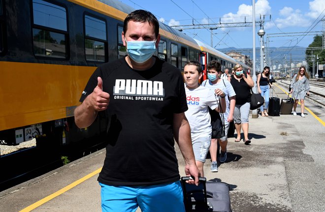 Prihod vlaka iz Prage v hrvaško Reko. Na Hrvaškem so danes potrdili 92 novih okužb. FOTO: Denis Lovrovic/AFP