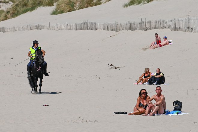 Sredi maja so bile plaže v bližini kraja Berck na severu Francije napol prazne. FOTO: Denis Charlet/AFP