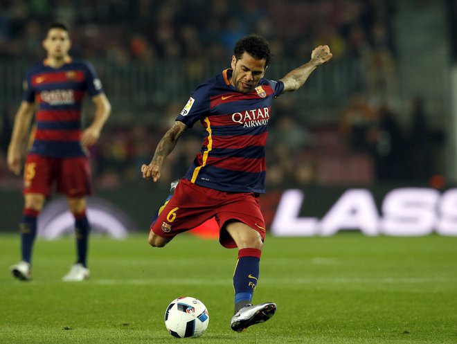 Dani Alves je bil dolgo med udarnimi aduti tiste sanjske Barcelone. FOTO: Albert Gea/Reuters