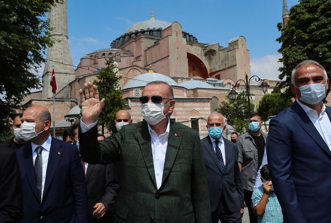 Turški predsednik Recep Tayyip Erdoğan (sredina) ter minister za kulturo in turizem Mehmet Nuri Ersoy (desno) ob današnjem obisku Hagije Sofije. FOTO: AFP