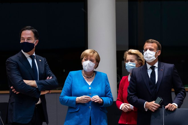 Od leve proti desni: nizozemski premier Mark Rutte, nemška kanclerka Angela Merkel, predsednica evropske komisije Ursula von der Leyen in francoski predsednik Emmanuel Macron. FOTO: Francisco Seco/AFP