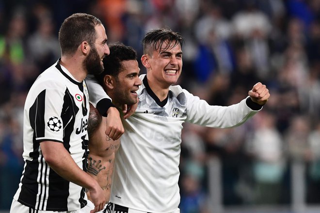 Po odhodu iz Barcelone je Alves (v sredini; levo Gonzalo Higuain, desno Paulo Dybala) igral za Juventus. FOTO: Miguel Medina/AFP