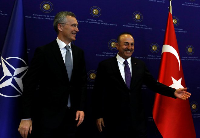 Mislimo drugače kot Rusi, vendar naši odnosi z njimi niso tako krhki, je turški zunanji minister Mevlut Cavusoglu (desno) izjavil po srečanju z generalnim sekretarjem Nata Jensom Stoltenbergom. FOTO: Reuters