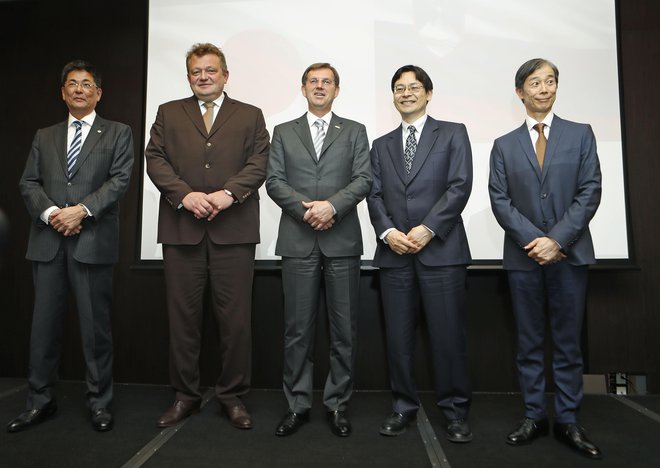 Katsuya Nagano (Hitachi), Aleksander Mervar (Eles), Miro Cerar, Takaši Omote (NEDO) in Keiji Fukuda (veleposlanik Japonske).